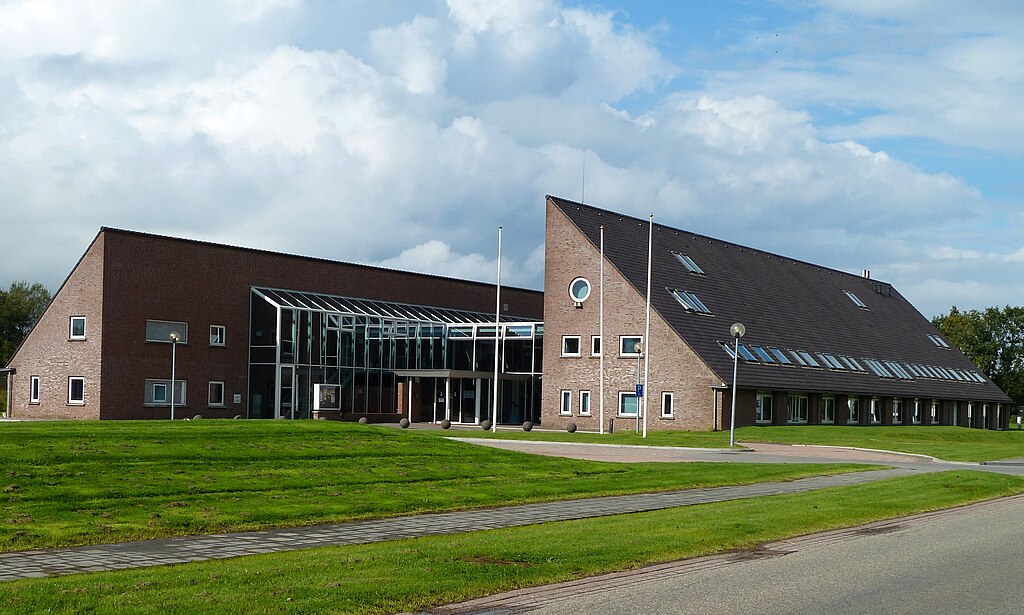 Gemeentehuis in Leens. Foto: Hardscarf onder CC BY-SA 3.0.