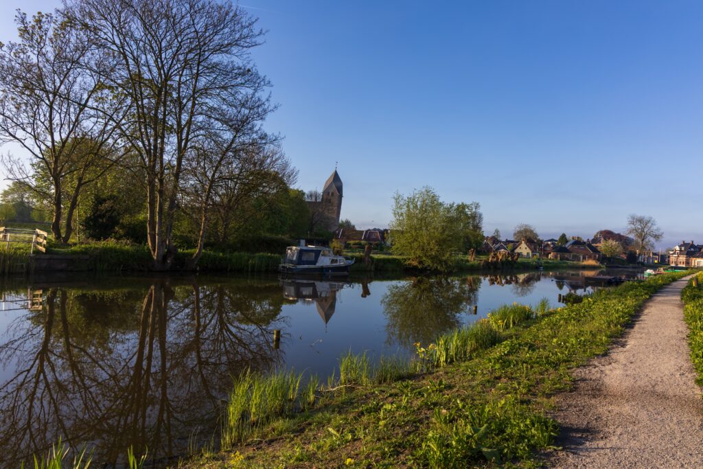 Bedum met in de achtergrond de Schaive Toorn van de Walfriduskerk